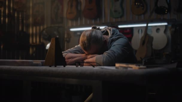 Kimerült Kézműves Ránéz Metronómra Stílusos Műhelyben Hangszerkészítésre Érett Asztalos Hosszú — Stock videók