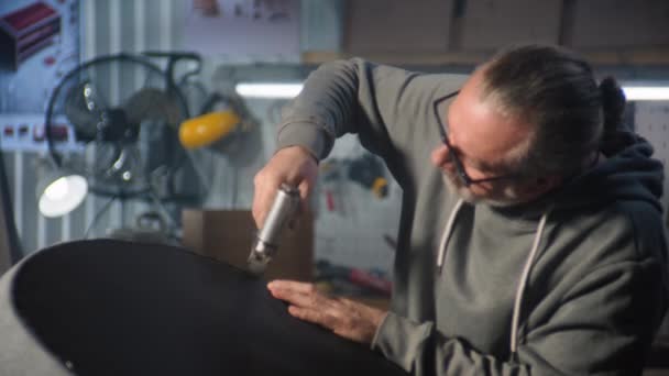 Επαγγελματική Αρσενικό Ξυλουργός Κάνει Ταπετσαρία Της Καρέκλας Χρησιμοποιώντας Συρραπτικό Όπλο — Αρχείο Βίντεο