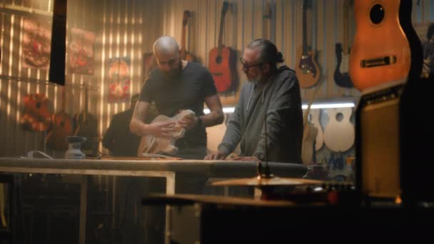 Deux Menuisiers Professionnels Fabriquent Des Guitares Bois Prennent Des Mesures — Video