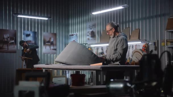 Ώριμος Ξυλουργός Κάνει Ταπετσαρία Της Καρέκλας Χρησιμοποιώντας Συρραπτικό Όπλο Κομψό — Αρχείο Βίντεο