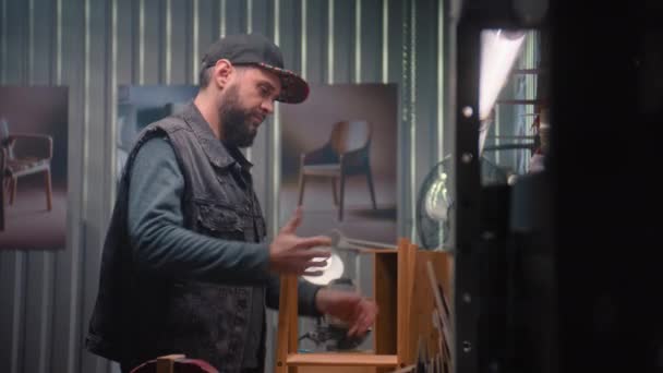 Mężczyzna Stolarz Produkuje Lub Montuje Drewniany Stolik Nocny Młody Rzemieślnik — Wideo stockowe