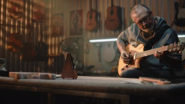 Moden Musiker Eller Profesjonell Håndverker Spiller Gitar Stilig Verksted Lage – stockvideo