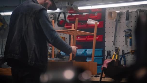 Mężczyzna Rzemieślnik Rzemieślnik Robi Lub Montuje Drewniany Stolik Nocny Profesjonalny — Wideo stockowe