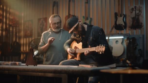 Muzicianul Practică Chitara Cântând Studioul Elegant Garaj Ascultând Metronomul Profesorul — Videoclip de stoc