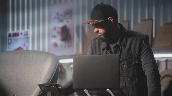 Carpinteiro Masculino Designer Faz Cálculos Usando Computador Tablet Laptop Craftsman — Fotografia de Stock