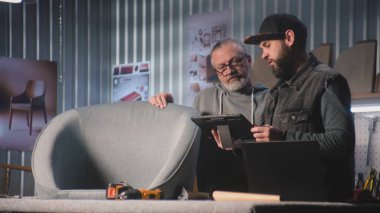 Genç marangoz veya tasarımcı olgun meslektaşlarıyla konuşur, sandalye tasarımı ve yapımı hakkında konuşur, tablet bilgisayar ve dizüstü bilgisayar kullanır. Zanaatkarlar şık mobilya atölyelerinde çalışırlar. El işi ve küçük işletmeler..