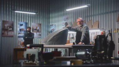 İki profesyonel marangoz, zanaatkarlar ayakta kameraya bakar. Mobilya montajı, yapımı veya yenilenmesi için modern ve şık bir atölye veya stüdyo. El yapımı ve girişimcilik konsepti. Portre.