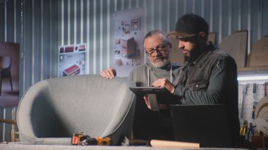 Genç marangoz veya tasarımcı olgun meslektaşlarıyla konuşur, sandalye tasarımı ve yapımı hakkında konuşur, tablet bilgisayar ve dizüstü bilgisayar kullanır. Zanaatkarlar şık mobilya atölyelerinde çalışırlar. El işi ve küçük işletmeler..