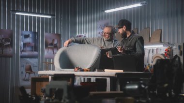 Genç marangoz veya tasarımcı olgun meslektaşlarıyla konuşur, sandalye tasarımı ve yapımı hakkında konuşur, tablet bilgisayar ve dizüstü bilgisayar kullanır. Zanaatkarlar şık mobilya atölyelerinde çalışırlar. El işi ve küçük işletmeler..