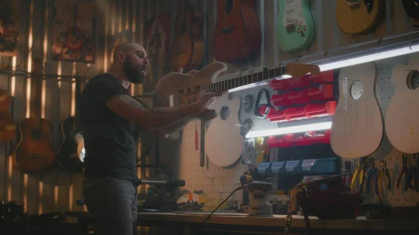 Profissional Artesão Masculino Polir Corpo Guitarra Madeira Mesa Usando Máquina — Fotografia de Stock