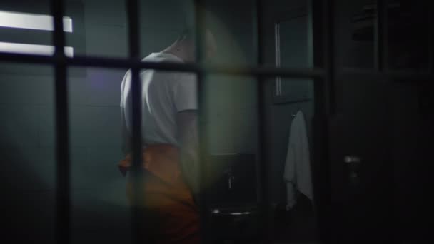 Deprimerad Manlig Fånge Orange Uniform Står Fängelsecell Tittar Sin Spegelbild — Stockvideo