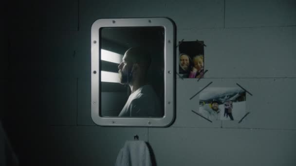 Spiegelbild Eines Männlichen Straftäters Spiegel Der Aus Dem Fenster Der — Stockvideo
