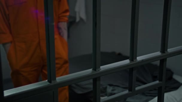 Crimineel Oranje Uniform Loopt Cel Gevangene Zit Gevangenisstraf Uit Voor — Stockvideo