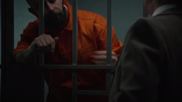 Gevangene Oranje Uniform Leunt Cel Bars Praat Met Advocaat Leest — Stockvideo
