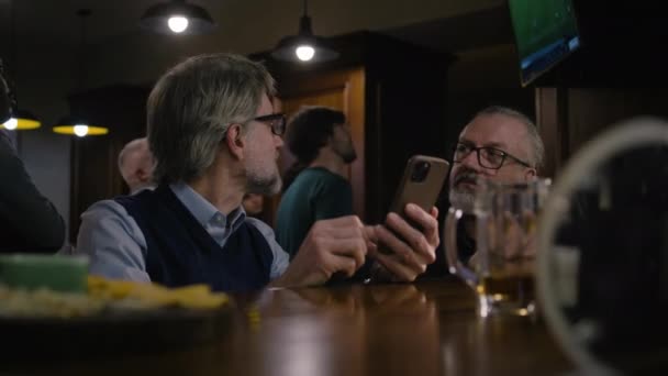 Yetişkin Bir Adam Televizyonda Canlı Yayında Maç Seyrediyor Geceleri Bardaki — Stok video