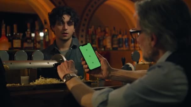 Olgun Spor Fanatiği Yeşil Ekranlı Cep Telefonu Kullanıyor Uygulama Üzerinden — Stok video