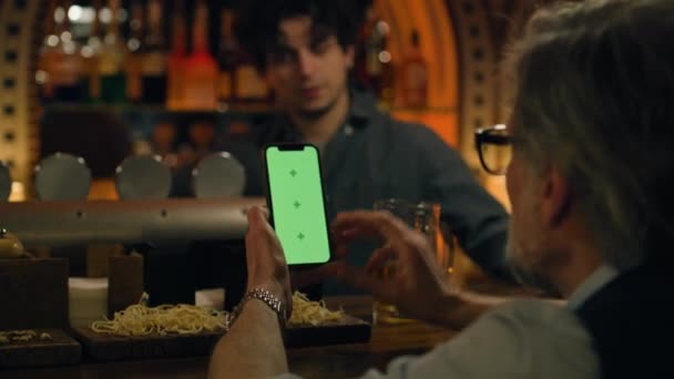 Gammal Sport Fläkt Använder Mobiltelefon Med Grön Skärm Satsningar Fotbollsmatch — Stockvideo