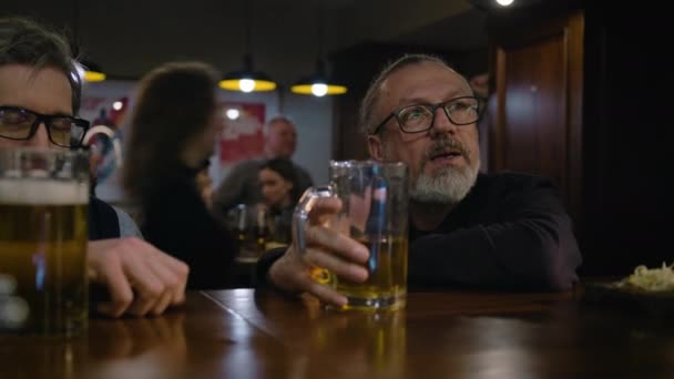 Dwóch Facetów Rozmawia Pije Piwo Siedząc Razem Przy Barze Dojrzali — Wideo stockowe