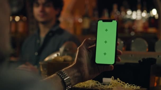 Närbild Man Som Håller Telefonen Med Grön Skärm Vidrör Display — Stockvideo