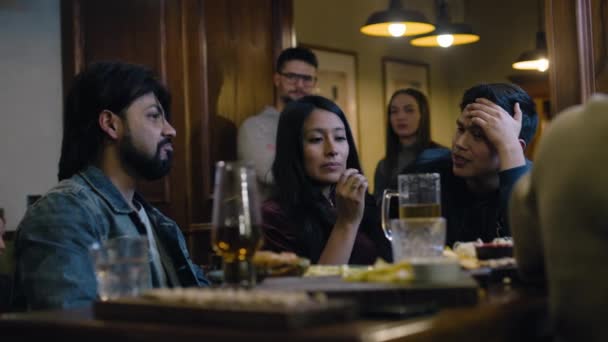 Grupo Amigos Multiculturais Conversam Enquanto Jantam Elegante Bar Pub Noite — Vídeo de Stock