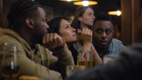 Grupo Pessoas Multiculturais Assistir Jogo Desportivo Transmitido Enquanto Sentado Bar — Vídeo de Stock