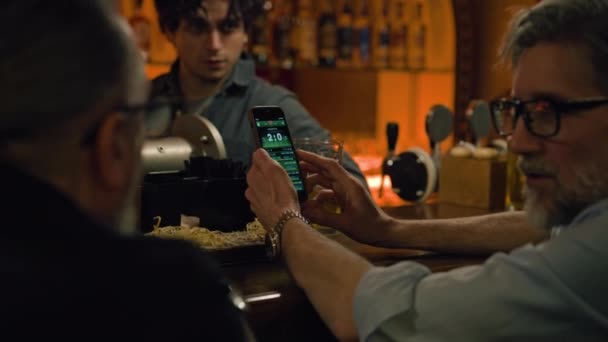 Erkek Arkadaşlar Maç Skoru Bahisçi Reytinglerini Cep Telefonu Kullanarak Barmenle — Stok video