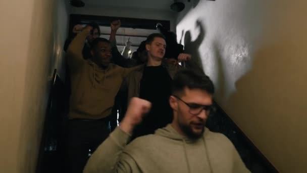 Eine Gruppe Multiethnischer Freunde Geht Gemeinsam Die Treppe Gang Der — Stockvideo