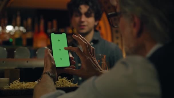 Olgun Adam Yeşil Ekranlı Cep Telefonu Kullanır Bar Tezgahında Oturan — Stok video