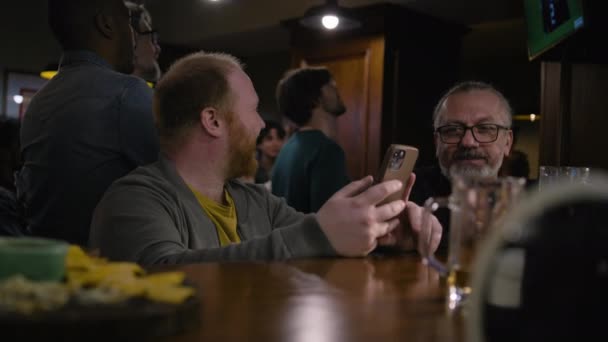 Kafkasyalı Bir Adam Maç Yayınını Izliyor Geceleri Bardaki Tezgahta Oturuyor — Stok video