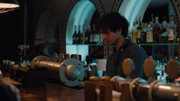 Genç Barmen Bardağa Bira Doldurur Ziyaretçiye Verir Barmen Emirleri Alır — Stok video