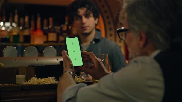 Erkek Spor Hayranı Yeşil Ekranlı Cep Telefonu Kullanıyor Futbol Maçına — Stok video