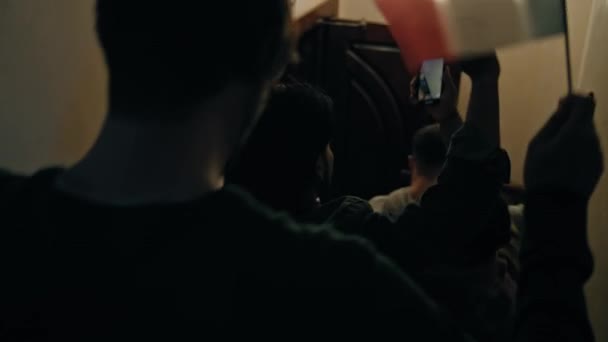 Bir Grup Arkadaş Birlikte Spor Barının Koridorunda Merdivenlerden Aşağı Iniyorlar — Stok video