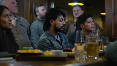 Hintli bir adam TV 'de spor maçı izliyor. Geceleri çok ırklı arkadaşlarıyla barda oturuyor. Happy Sports taraftarı futbol maçı bahsini kazandı, bahisçi reytinglerini cep telefonu kullanarak kontrol etti.