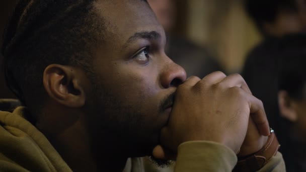 Крупним Планом Збуджений Афроамериканський Чоловік Засмучується Коли Команда Пропускає Гол — стокове відео