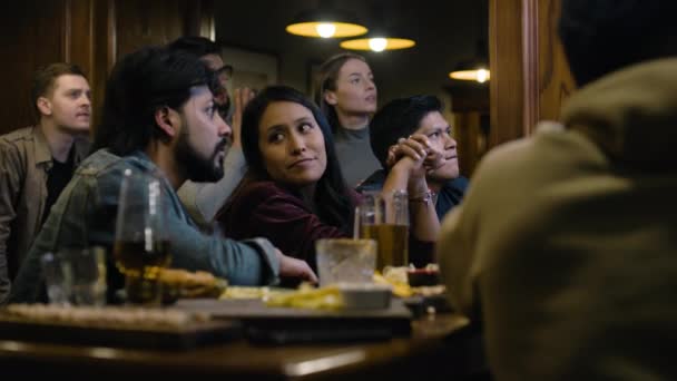 Bir Grup Çok Irklı Arkadaş Akşam Barda Barda Televizyonda Canlı — Stok video