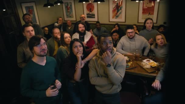 Bir Grup Çok Irklı Arkadaş Televizyonda Spor Barında Futbol Maçı — Stok video