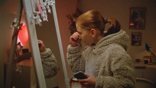 Menina Bonita Nova Faz Maquiagem Frente Espelho Quarto Acolhedor Seguida — Vídeo de Stock