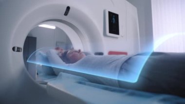 Kadın MRI ya da CT taramasından geçiyor, yatakta makinenin içinde hareket ediyor. Kadın hastaların beyin ve vücut taramalarının VFX animasyonu. Modern tıp laboratuarında bilimkurgu artırılmış gerçeklik ekipmanı.