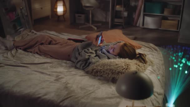 Молода Дівчина Лежить Великому Затишному Ліжку Відпочиває Ввечері Кавказький Підліток — стокове відео