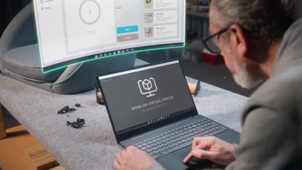 장인은 노트북과 홀로그램 디스플레이를 사용하여 온라인 상점에 세련된 의자의 사진을 — 비디오