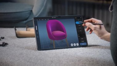 Yaratıcı adam, dijital kalemle tablet bilgisayarda çalışan profesyonel mobilya tasarımı ve 3 boyutlu ai yazılımı kullanır. Tasarımcı 3 boyutlu şık ahşap sandalye modeli yapar, marangozluk hazırlar.