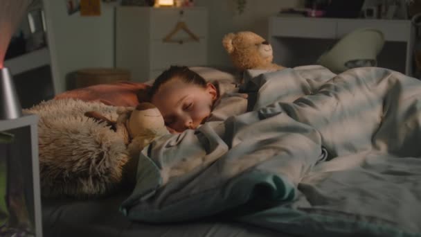 Menina Bonita Deita Cama Sob Cobertor Descansa Seu Quarto Noite — Vídeo de Stock
