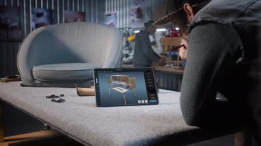 Tasarımcı dijital tablet ve stil kullanarak 3 boyutlu ahşap komodin modelini yaratıyor. Yaratıcı adam, mobilya tasarımı ve 3 boyutlu modelleme için profesyonel ai yazılımında çalışıyor. Tasarım yeniliği