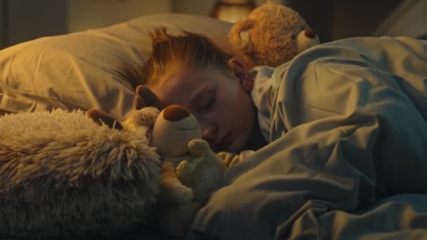 Kafkasyalı Gencin Gece Rahat Bir Yatakta Battaniyenin Altında Yatıp Uyumaya — Stok video