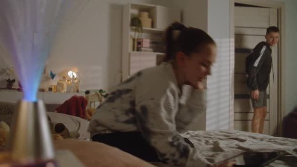 Junges Mädchen Sitzt Auf Dem Bett Zimmer Und Blättert Sozialen — Stockvideo
