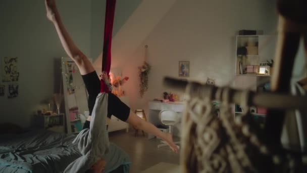 在家里大的舒适房间里的空中体操中 白人青少年的练习 年轻姑娘在明亮的卧室中间用空气体操带做杂技练习 青少年列车在家里 — 图库视频影像