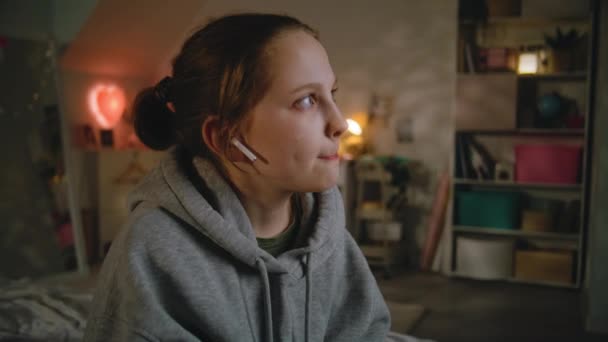 Unge Vakker Jente Trådløse Hodetelefoner Spiller Sang Mobiltelefonen Lytter Til – stockvideo