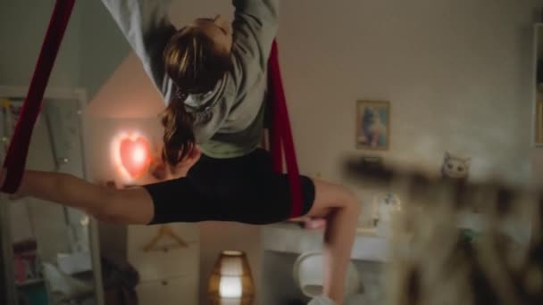 Attraktiver Teenager Turnt Mit Luftgymnastikbändern Akrobatische Übungen Mitten Hellen Raum — Stockvideo