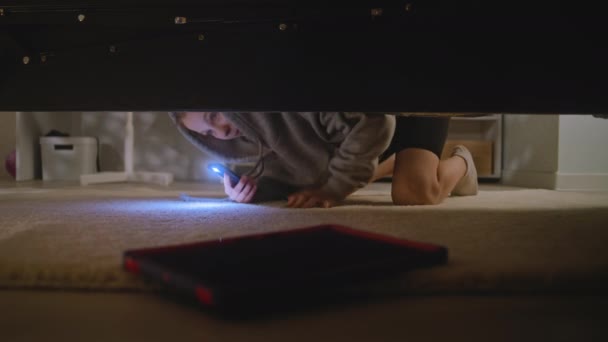 Junges Mädchen Kommt Mit Taschenlampe Auf Ihrem Handy Ins Große — Stockvideo
