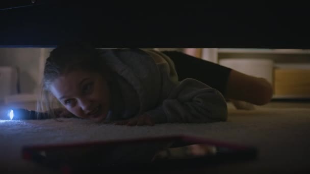 Junge Attraktive Mädchen Kommt Ihr Schlafzimmer Kaukasischer Teenager Gerät Unter — Stockvideo